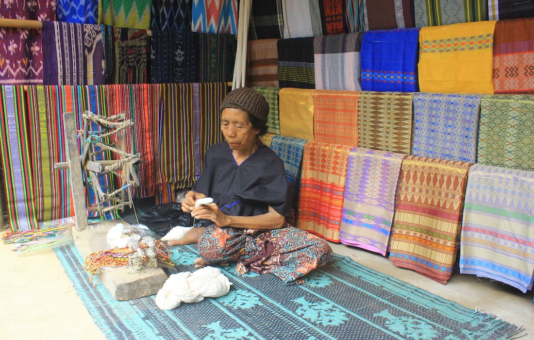 Kain tenun khas Lombok (image: Traveling Yuk dot com)