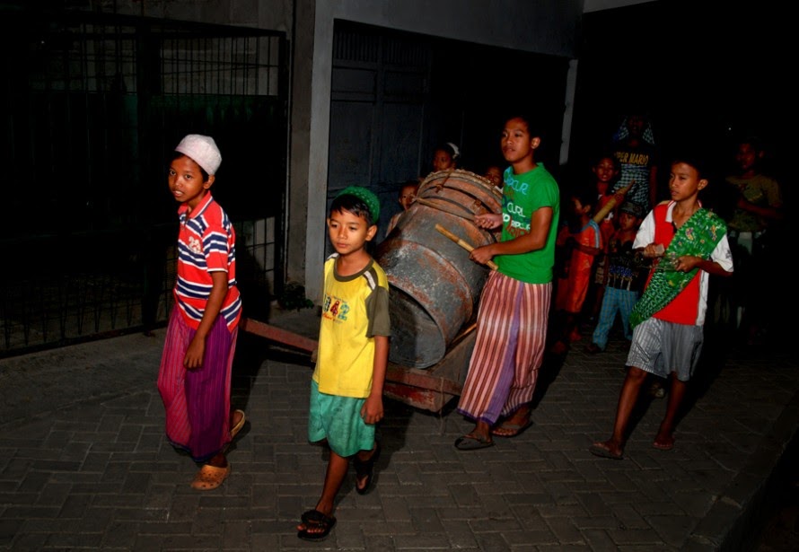 membangunkan-orang-sahur