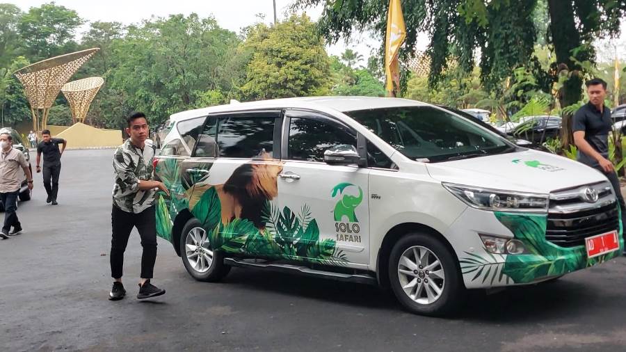 Mobil Dinas Gibran yang Nyentrik Besrtiker Satwa Solo Safari