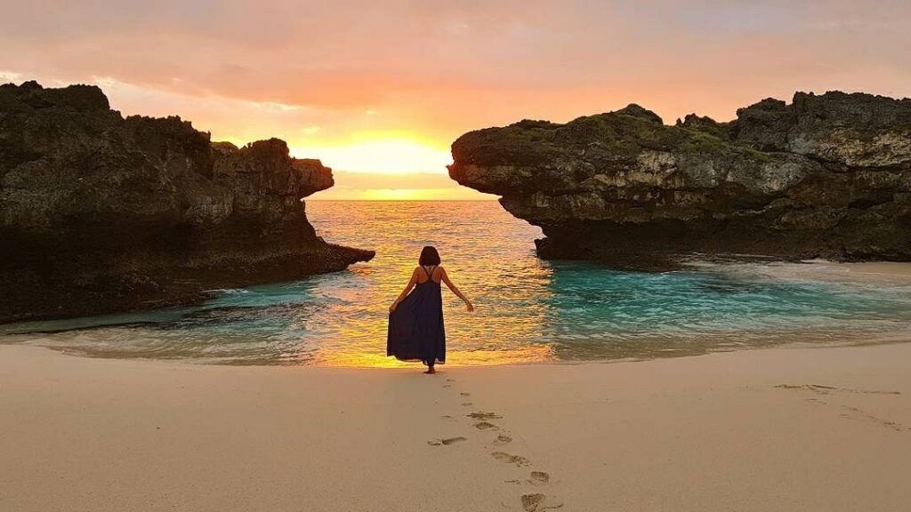 Tempat Wisata di NTT - Pantai Mandorak
