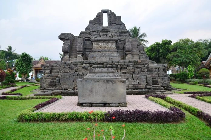 Wisata sejarah di candi jago