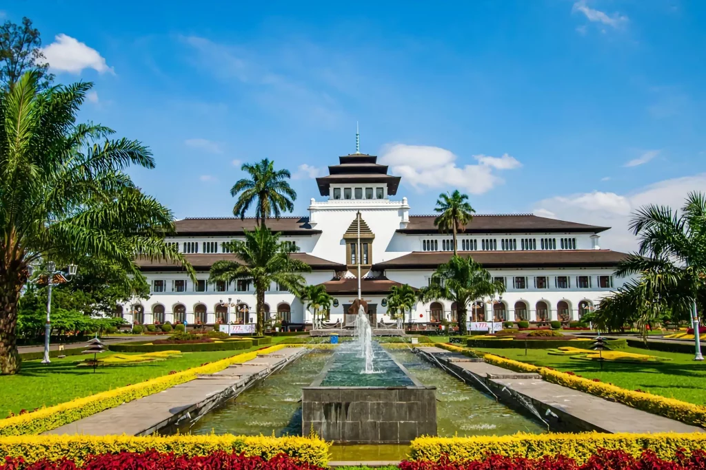 Wisata sejarah bandung- gedung sate