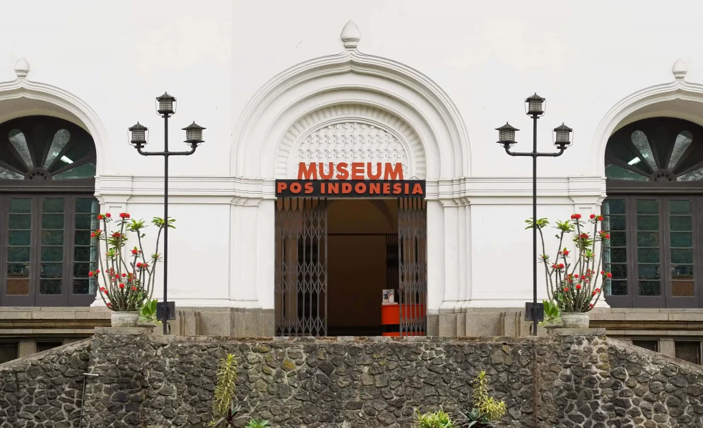 Lihat prangko pertama indonesia di museum pos indonesia