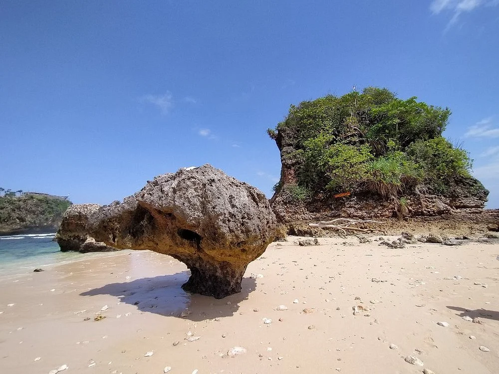 Pantai Watu Leper Malang Selatan