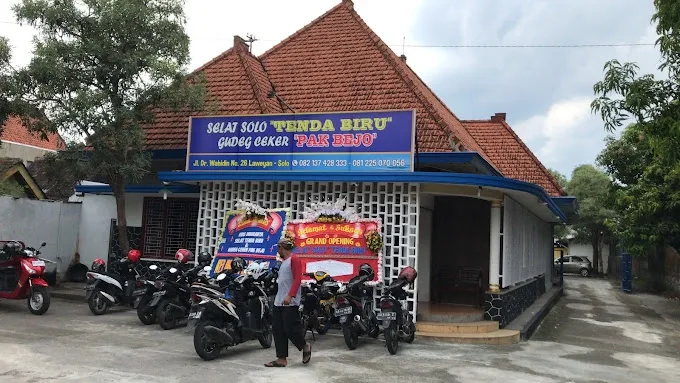 Selat Solo Tenda Biru