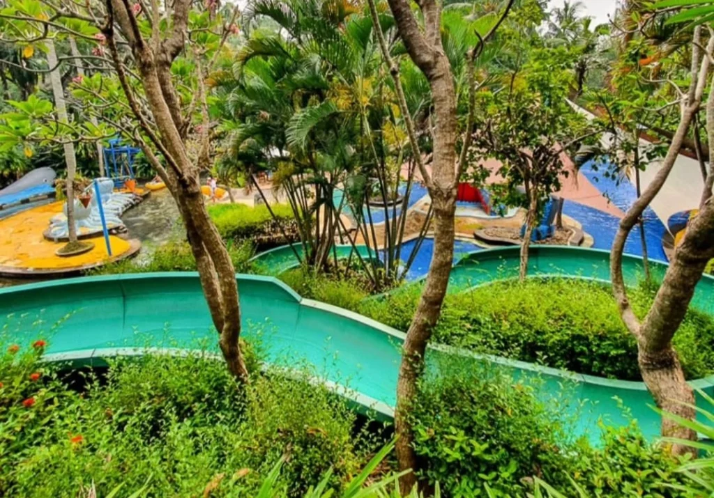 Wahana di Waterboom Lippo Cikarang