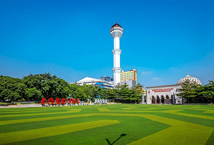 Ngabuburit bareng anak di Alun Alun Kota Bandung