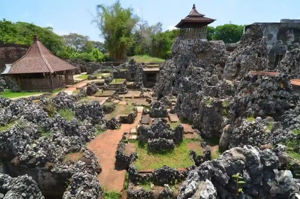 Wisata Sejarah Cirebon - Goa Sunyaragi