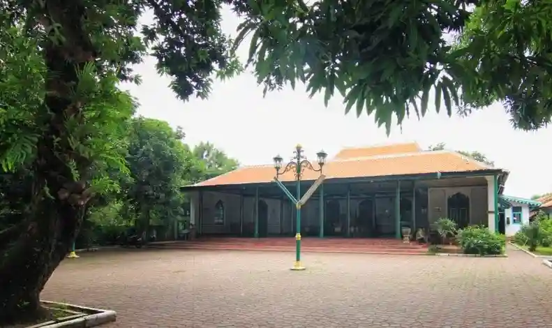 Wisata Sejarah Cirebon - Gedung Prabayaksa