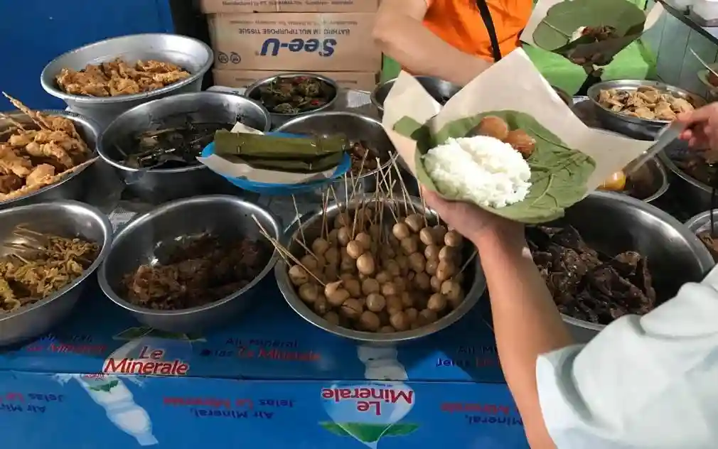 Wisata Kuliner Legend di Cirebon - Nasi Jamblang Hj Sumarni