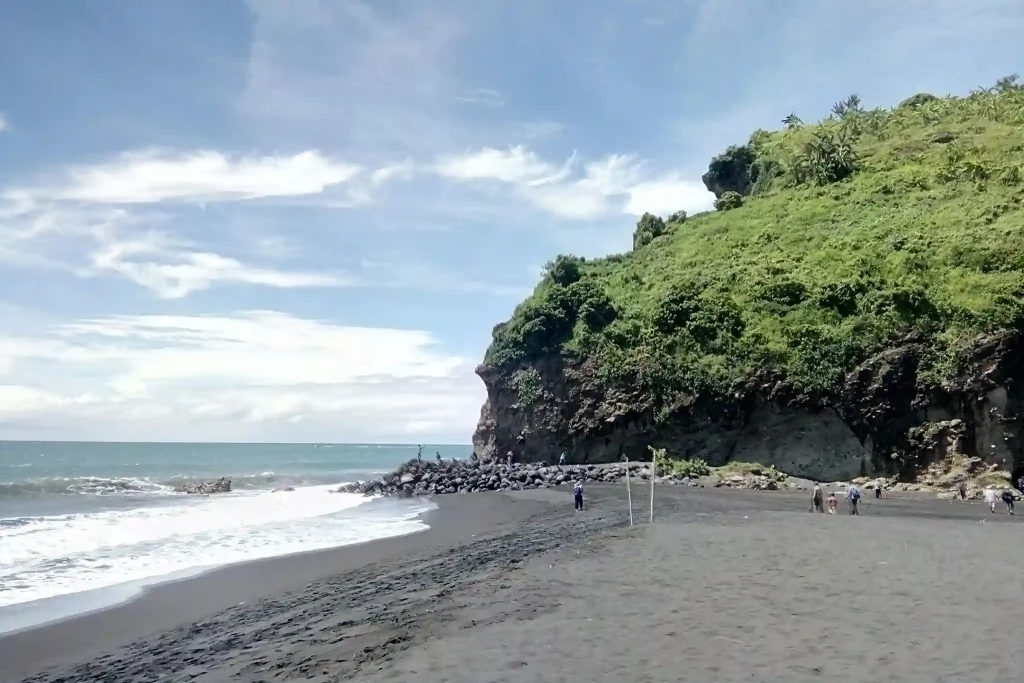 Rekomendasi wisata Lumajang -Pantai Dampar