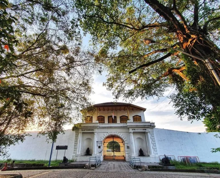 Tempat Wisata Solo Dekat Stasiun - Benteng Vastenburg