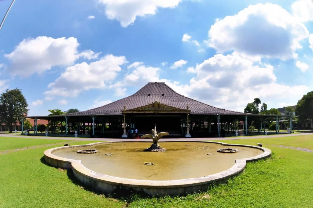 Pura Mangkunegaran -  Wisata Solo dekat stasiun