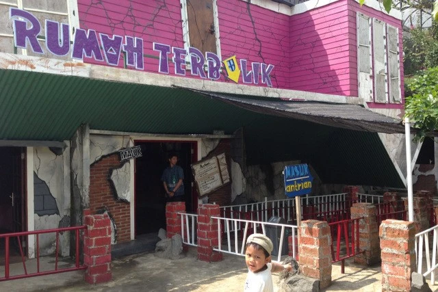 Rumah Terbalik Batu Malang