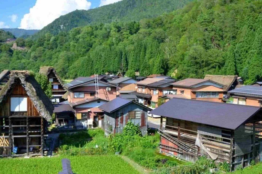 Destinasi Wisata di Jepang Musim Semi- Desa Pengunungan Shirakawa