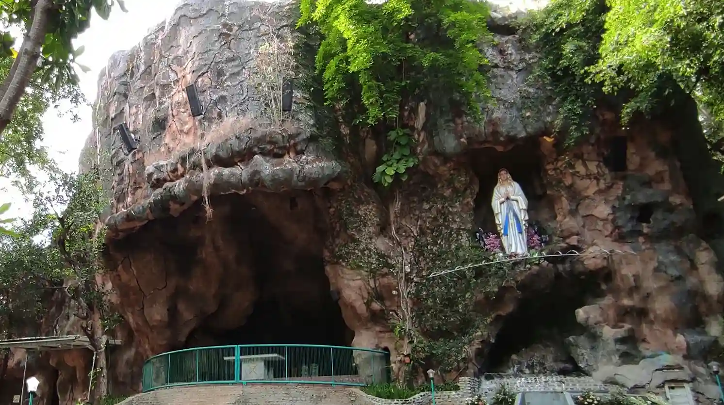 Wisata Kediri Gua Maria Puhsarang