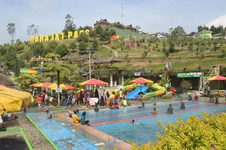 Pemandian air panas dan waterpark Garut