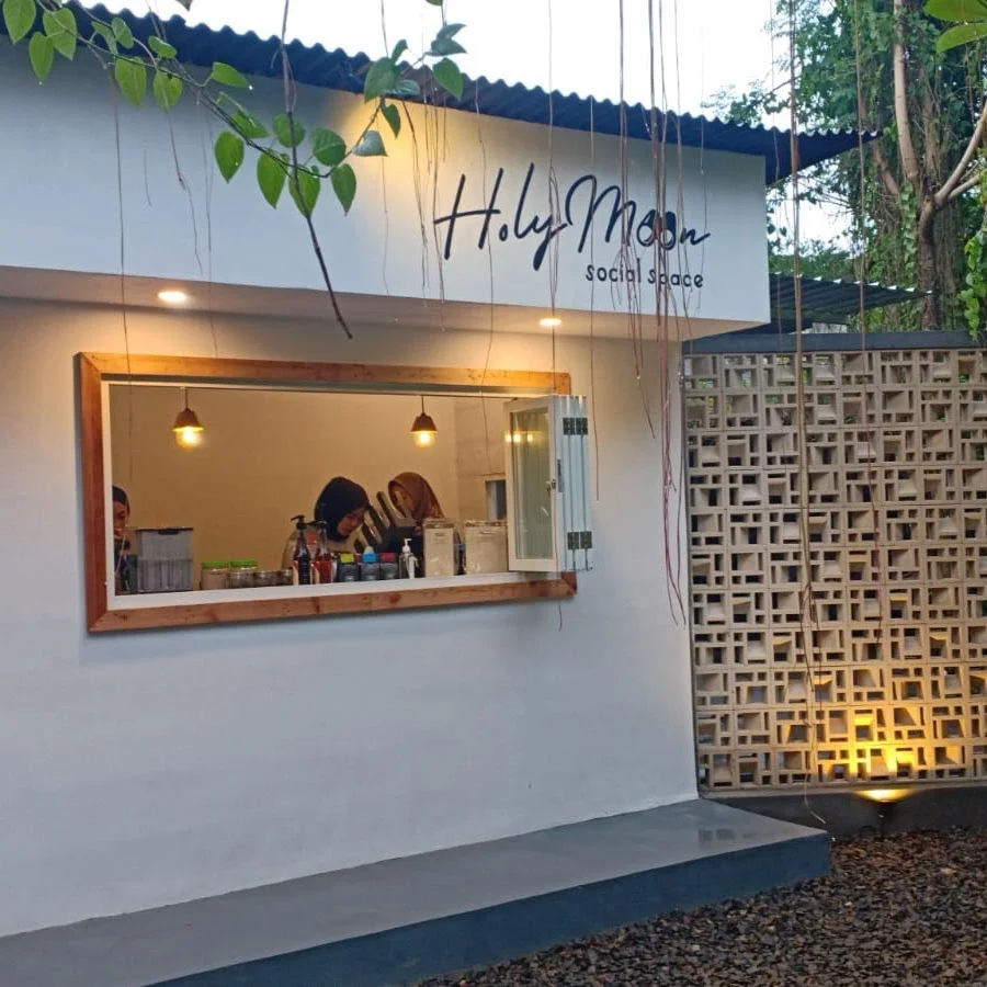 4. Cafe Aesthetic Kudus di Holymoon Social Space