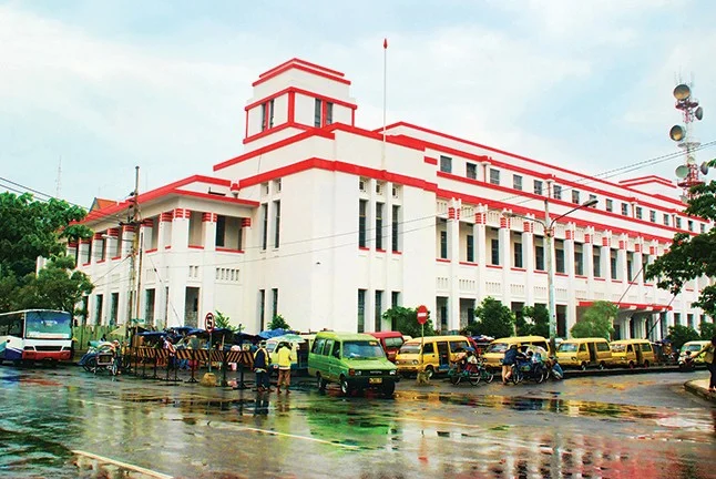 Wisata Kota Lama Surabaya di Gedung Internatio