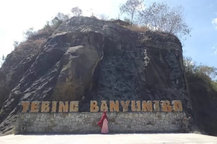 wisata sekitar candi prambanan - tebing banyunibo