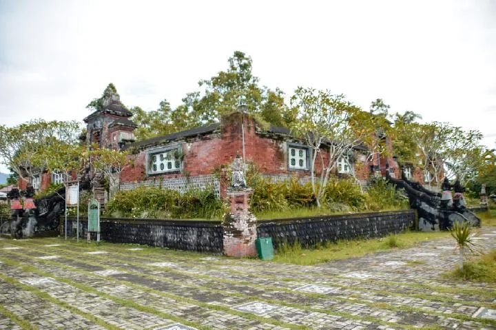 Wisata Cagar Budaya Taman Narmada
