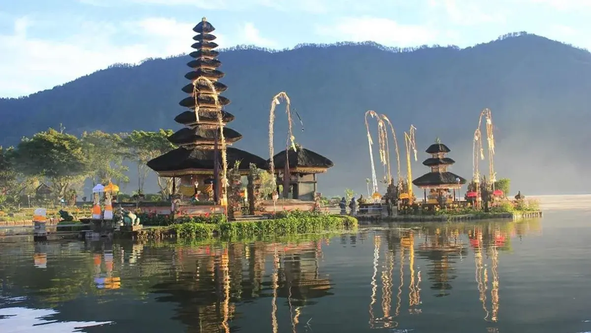 wisata romantis di Danau Beratan di Candikuning, Tabanan