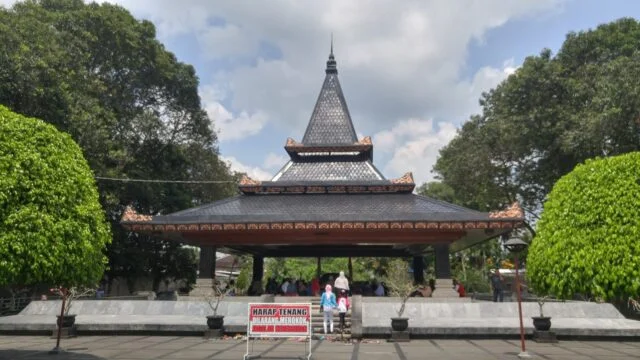 Wisata Bliatr dekat stasiun - Makam Bung Karno