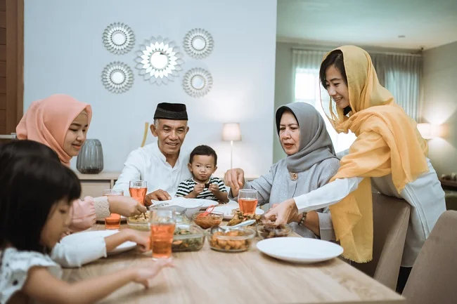Saat buka puasa sebaiknya makan apa_