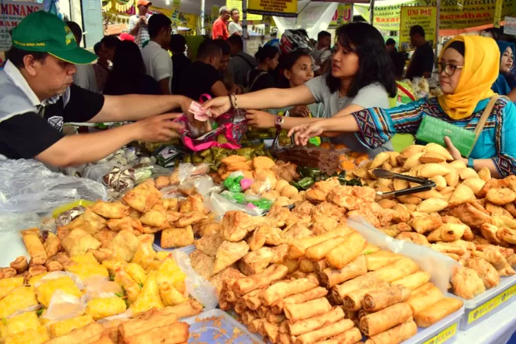 10 Tempat Berburu Takjil Lezat di Jakarta yang Wajib Kamu Datangi 2025