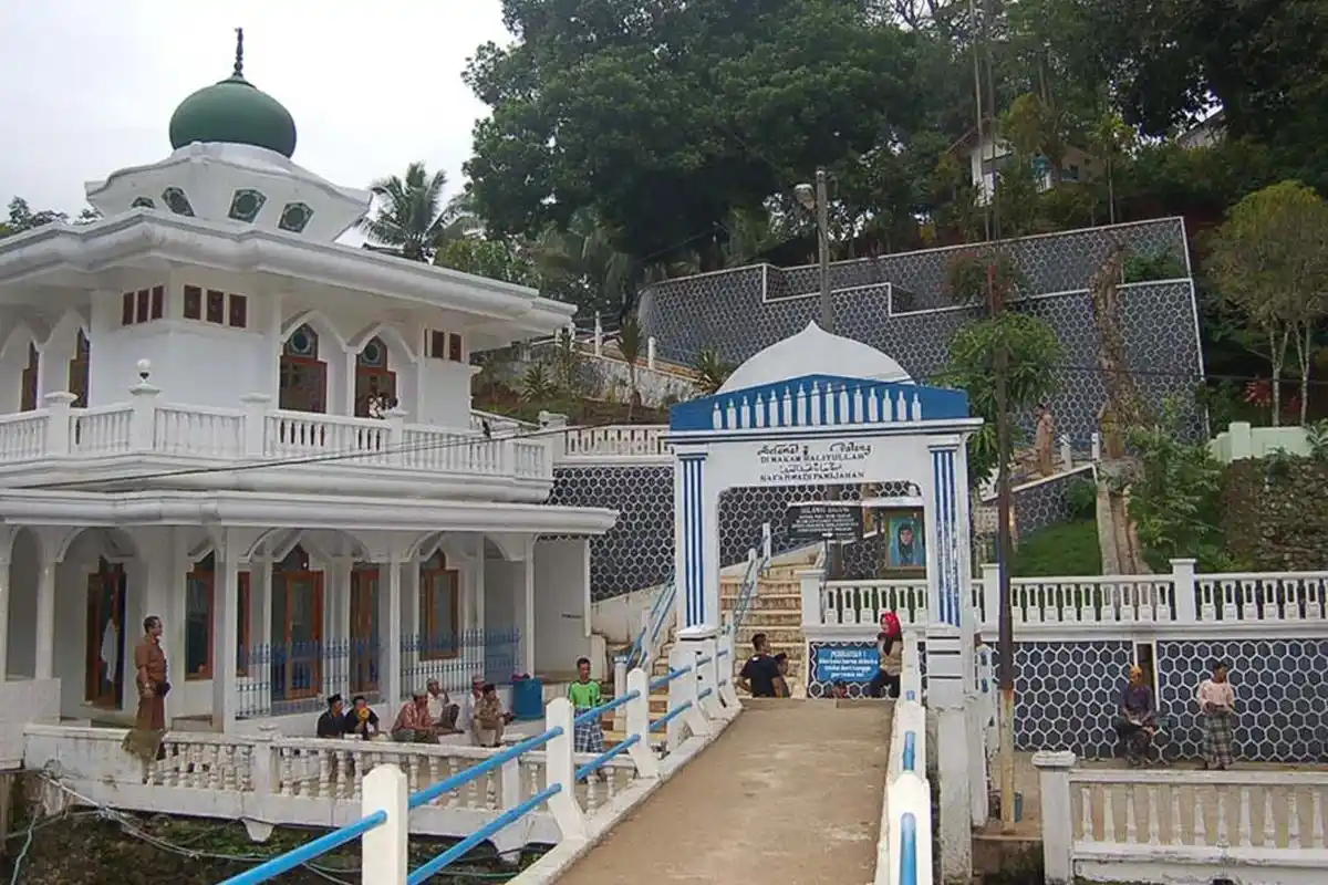 wisata religi ramadan di Makam dan Goa Pamijahan, Tasikmalaya