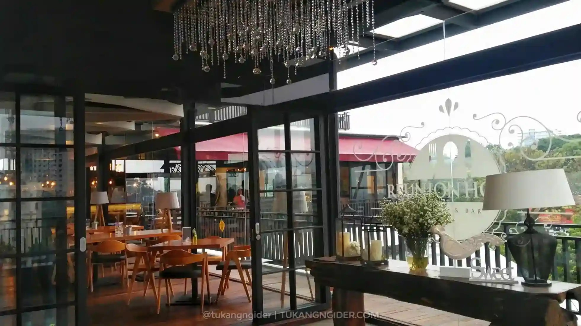 reunion house and grill cocok untuk tempat buka puasa di Bandung