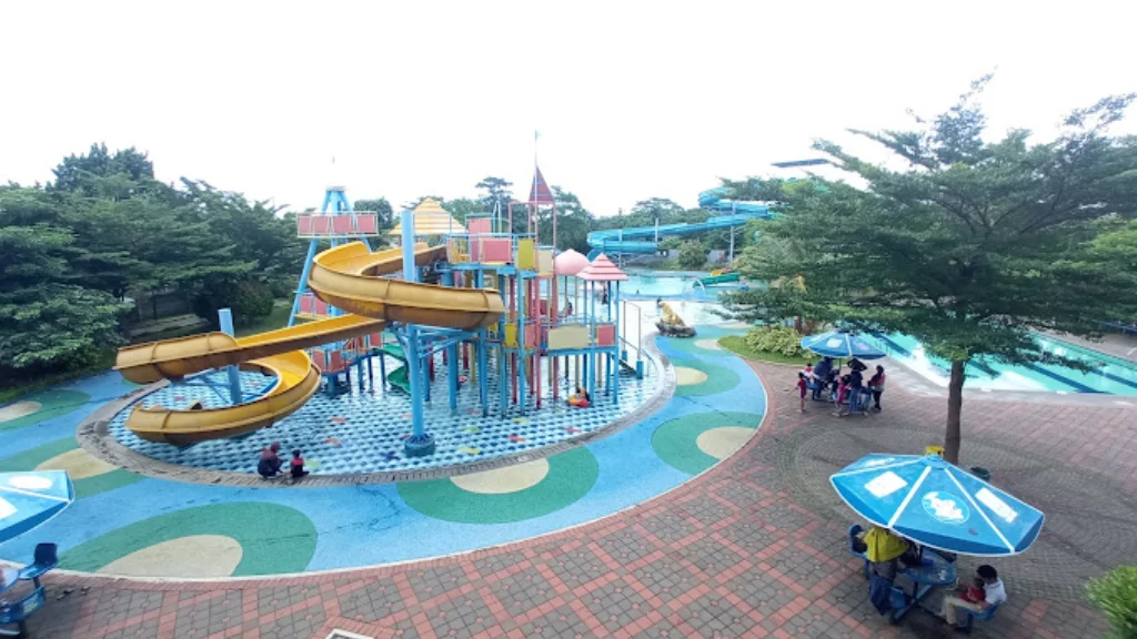 Kolam renang Depok - Greenlake View Waterpark