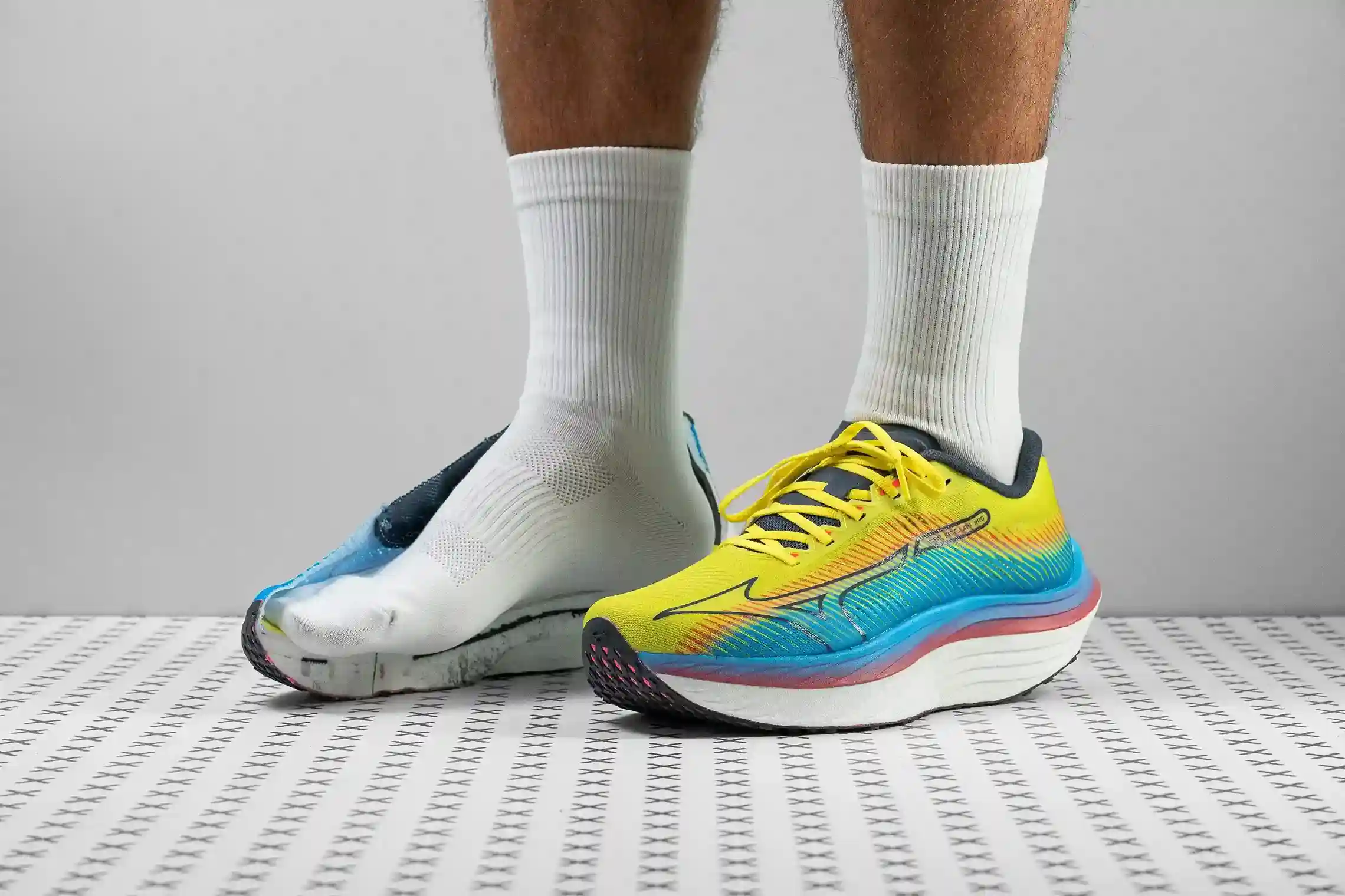 Sepatu running - Mizuno Wave Rebellion Pro