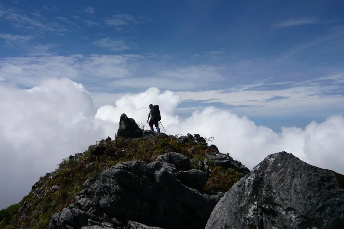 puncak tertinggi di Indonesia - Gunung Binaiya