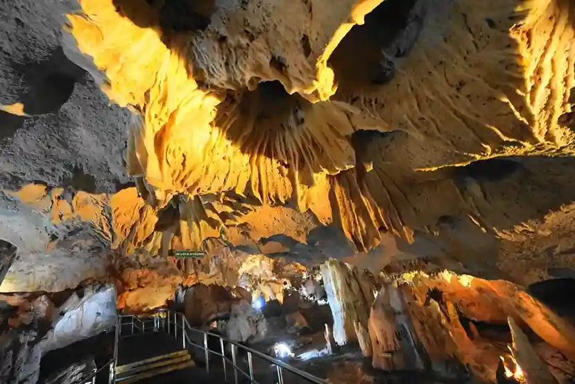 Goa Maharani - Wisata bahari Lamongan