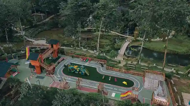 Mengajak Anak Bermain di Playground