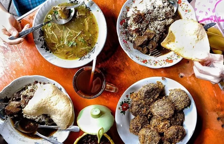 Kuliner Legendaris di Surabaya -  Rawon Kalkulator