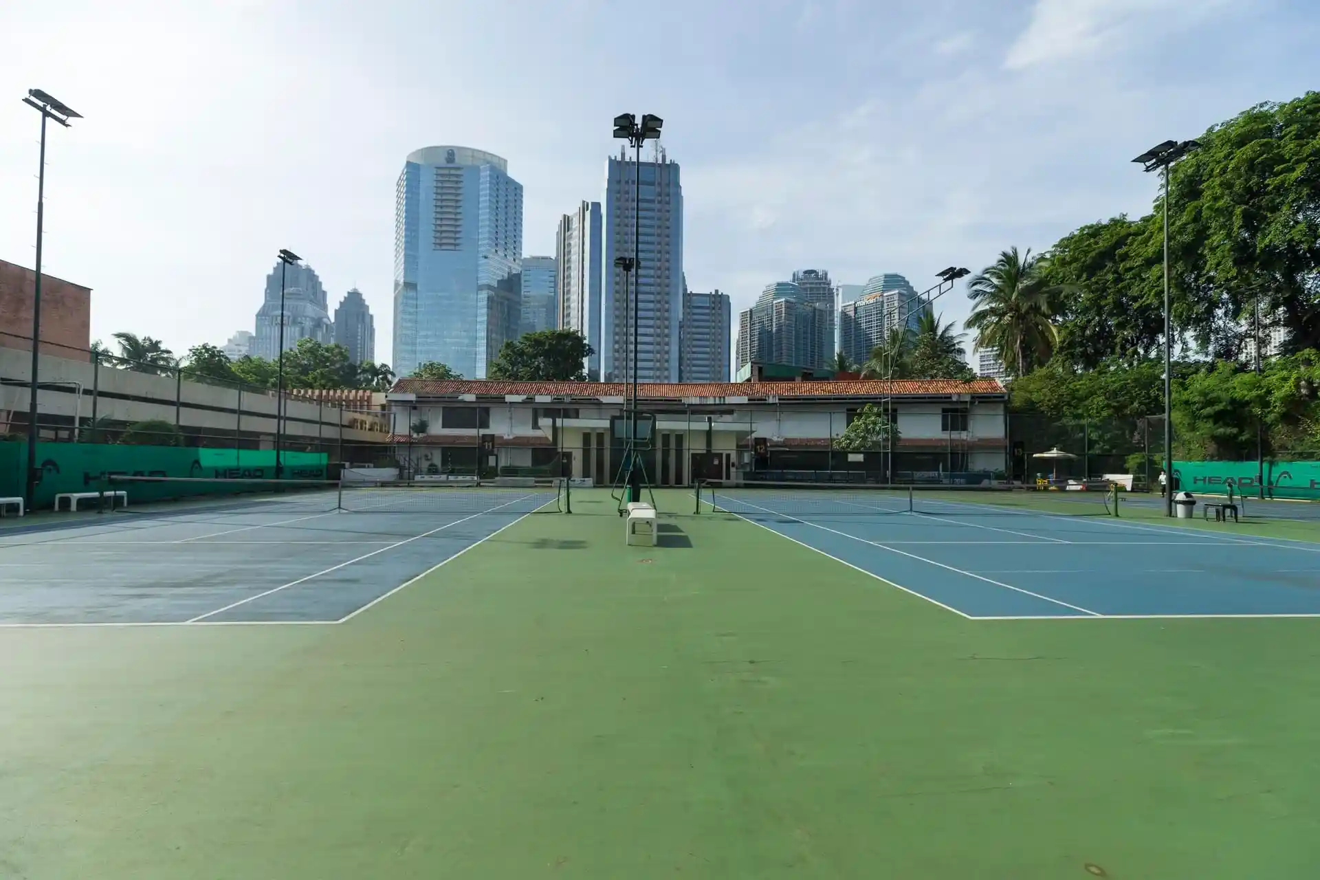  Lapangan Tenis The Sultan Hotel and Residence
