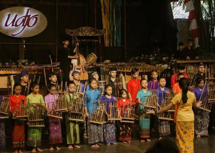 Wisata Keluarga bandung di  Saung Angklung Udjo