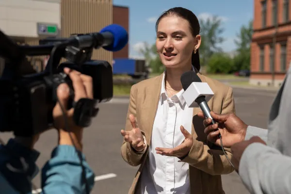 Profesi Keliling Dunia sebagai Jurnalis atau Reporter Internasional