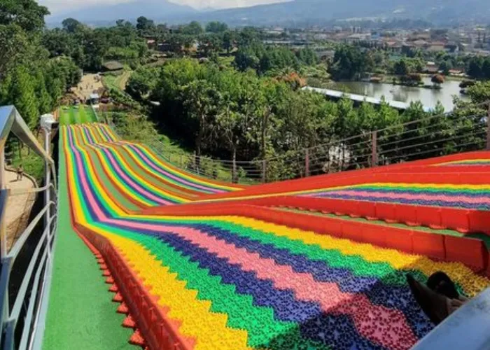 Wisata Keluarga Hits di Bandung - Rainbow Slide