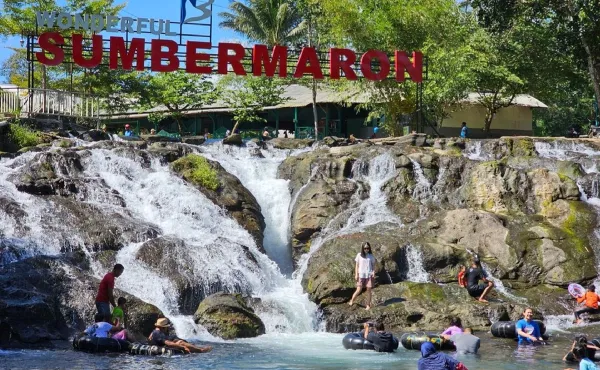 Main Air di Grojogan Sewu Sumber Maron Malang