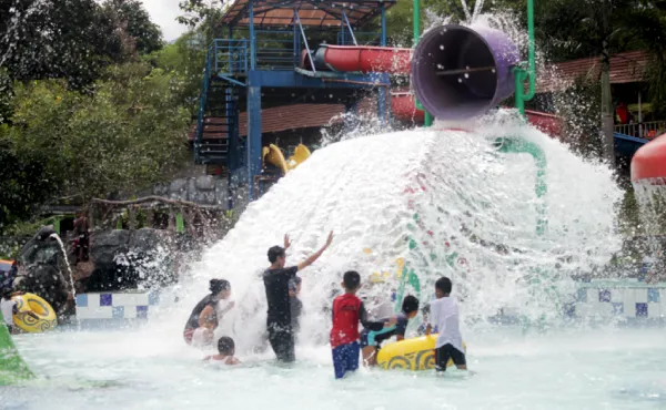 Waterpark Seru Buat Main Air di Cibalung Happy Land