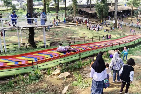 1. Seluncuran Pelangi 70 Meter DI Woodland Kuningan
