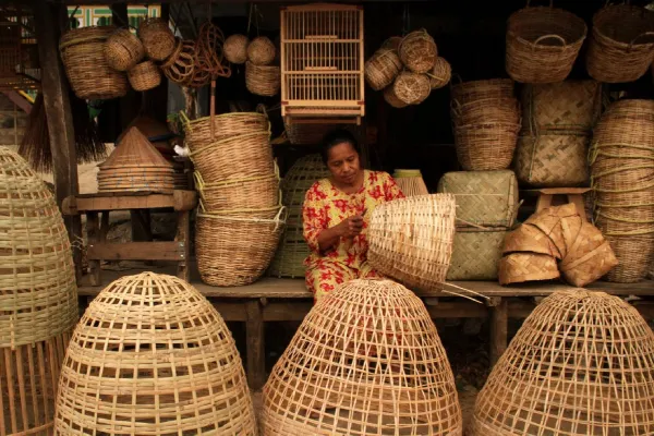  Kerajinan Rotan & Bambu