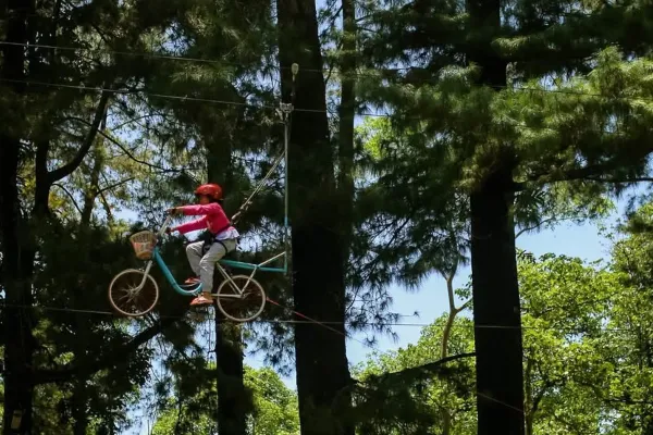 Flying fox dan sepda gantung DI Woodland Kuningan