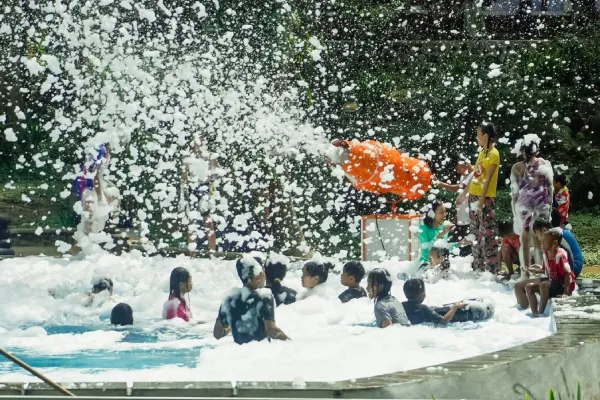 Berenang di kolam air pegunungan yang ada di Woodland Kuningan