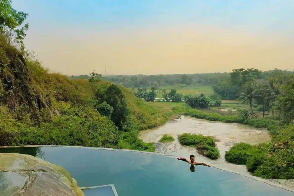 Pemandian Air Panas di Tirta Sanita