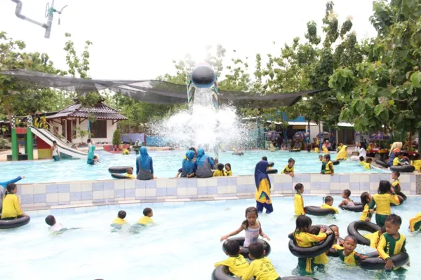 Kolam Renang Segar untuk Semua Usia