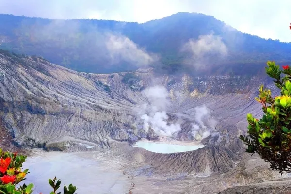 Gunung Tangkuban Perahu (2.084 Mdpl)